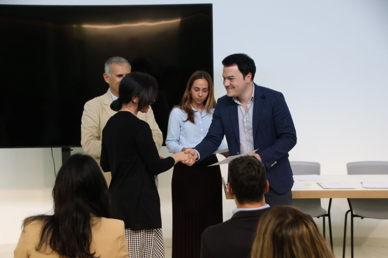 Entrega de diplomas de Centro de Alto Rendimiento Empresarial, Marketing con IA y Data Analytics de Empleo Joven