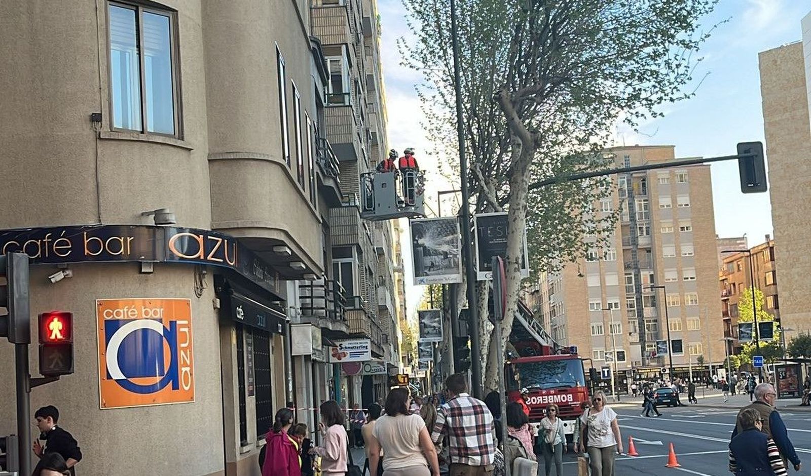 Bomberos de Salamanca revisan la fachada en la calle de María Auxiliadora
