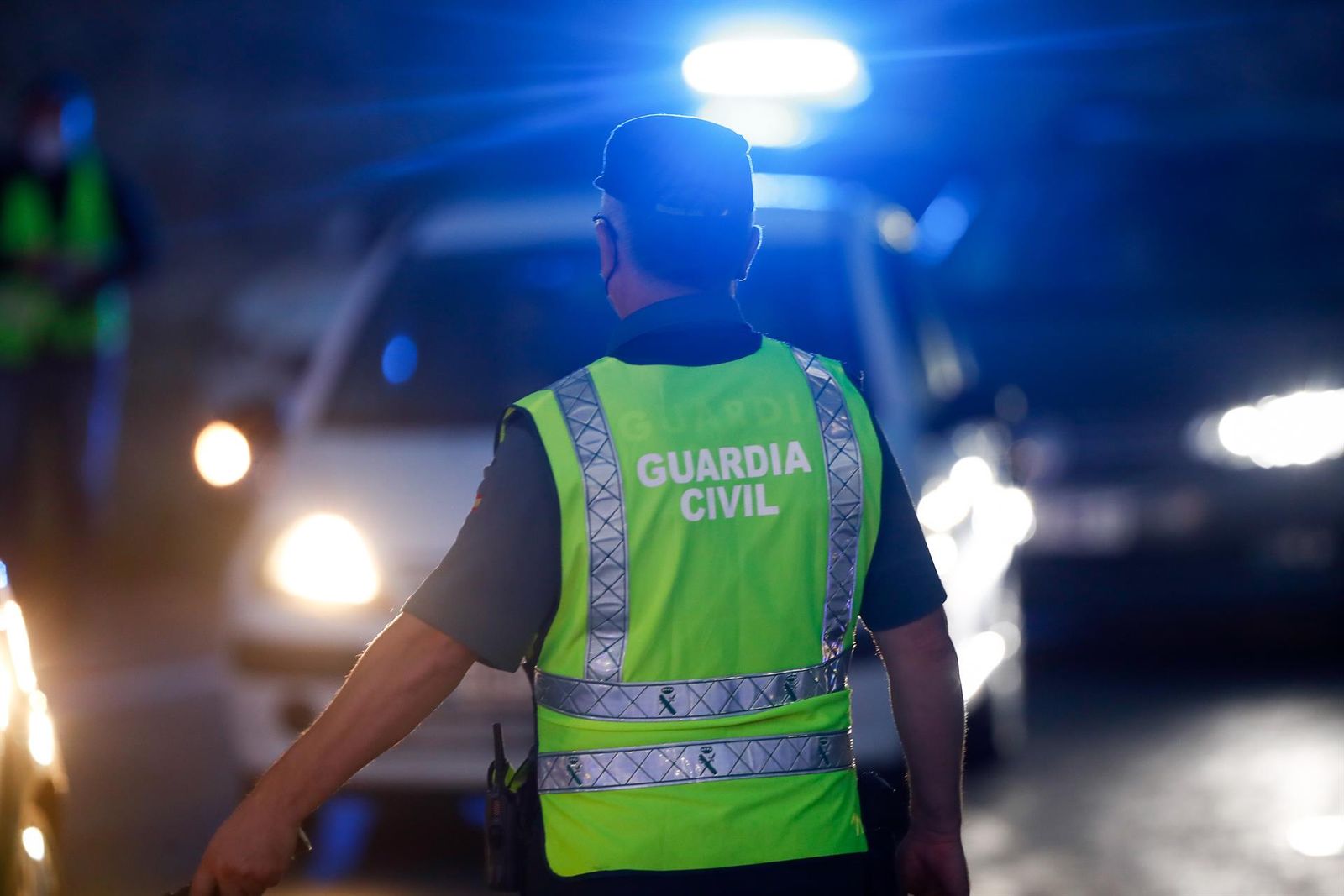 Un agente de la Guardia Civil participa en un control de tráfico