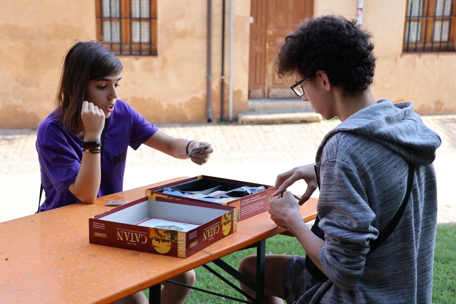 Juegos de mesa en los jardines del Castillo