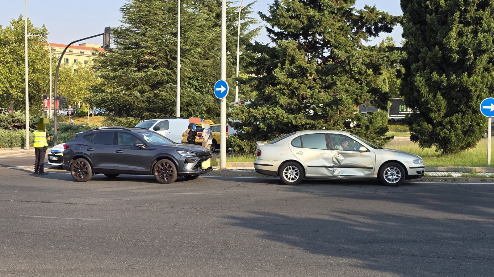 Colisión entre varios vehículos en la rotonda del Carrefour