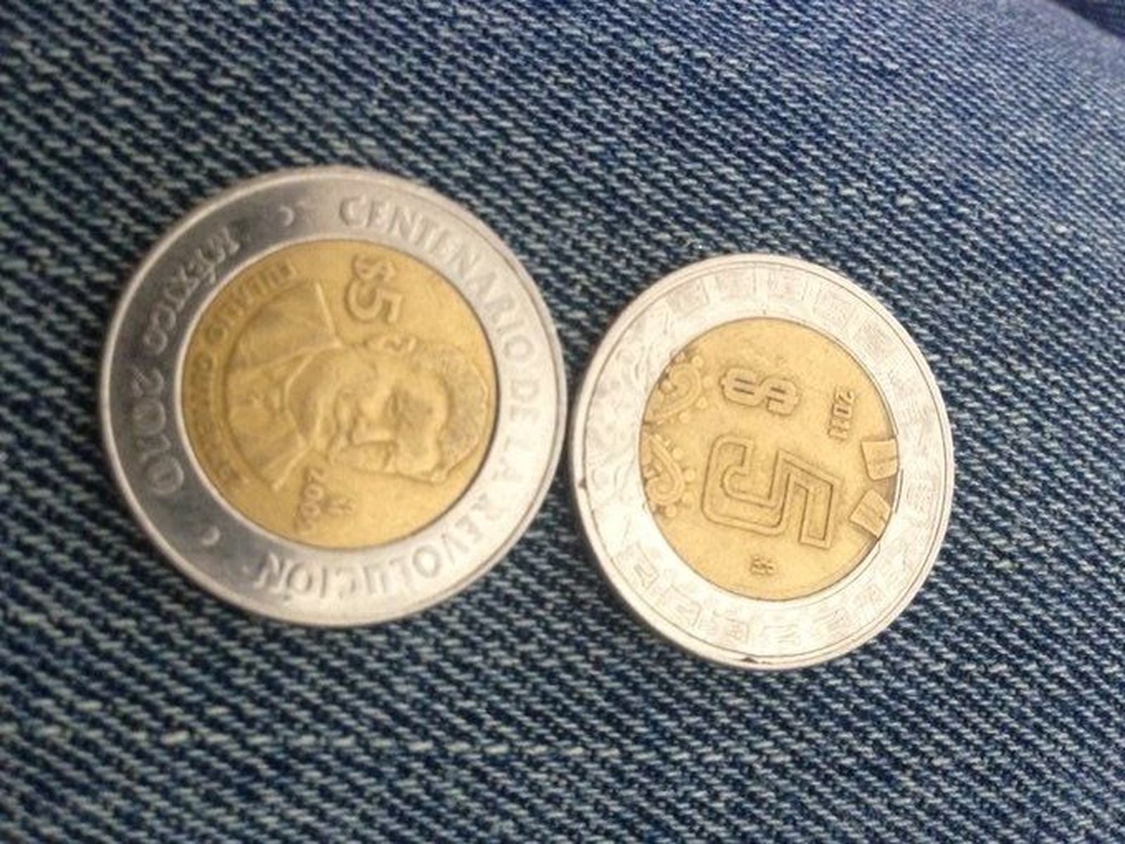 Monedas de dos euros similares a los cinco pesos mexicanos. Foto @guardiacivil