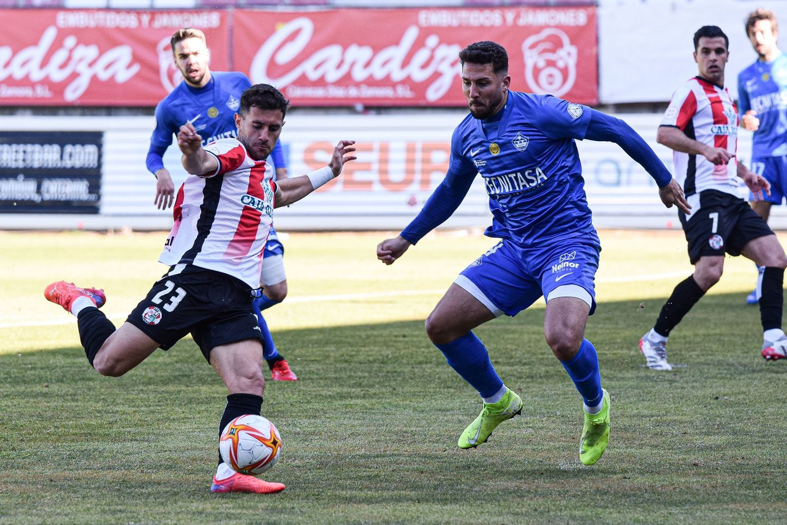 Una acción del partido frente a la UD Sanse