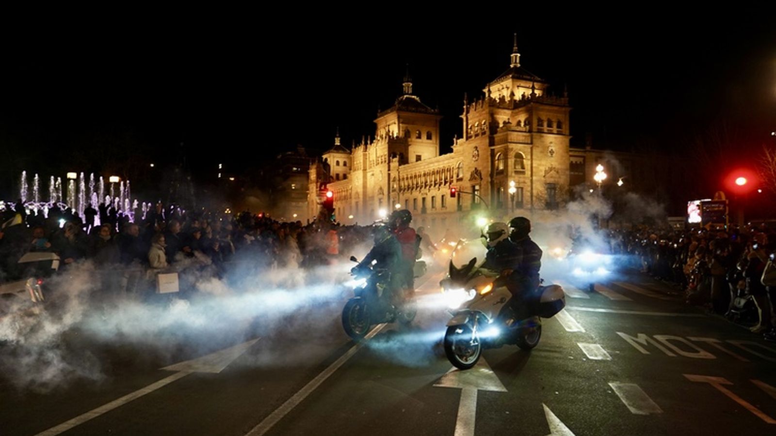 Miriam Chacón / ICAL . Desfile de antorchas de la Concentración Motorista Invernal Pingüinos 2026 en homenaje a los motoristas fallecidos.