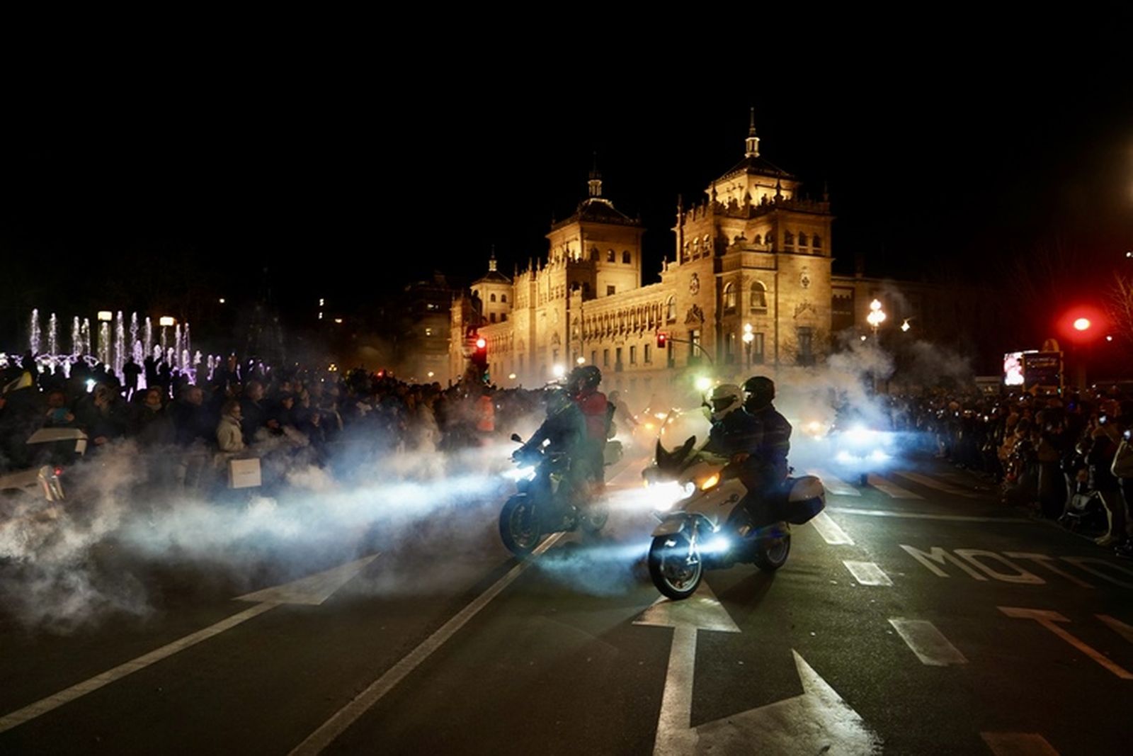Miriam Chacón / ICAL . Desfile de antorchas de la Concentración Motorista Invernal Pingüinos 2026 en homenaje a los motoristas fallecidos.