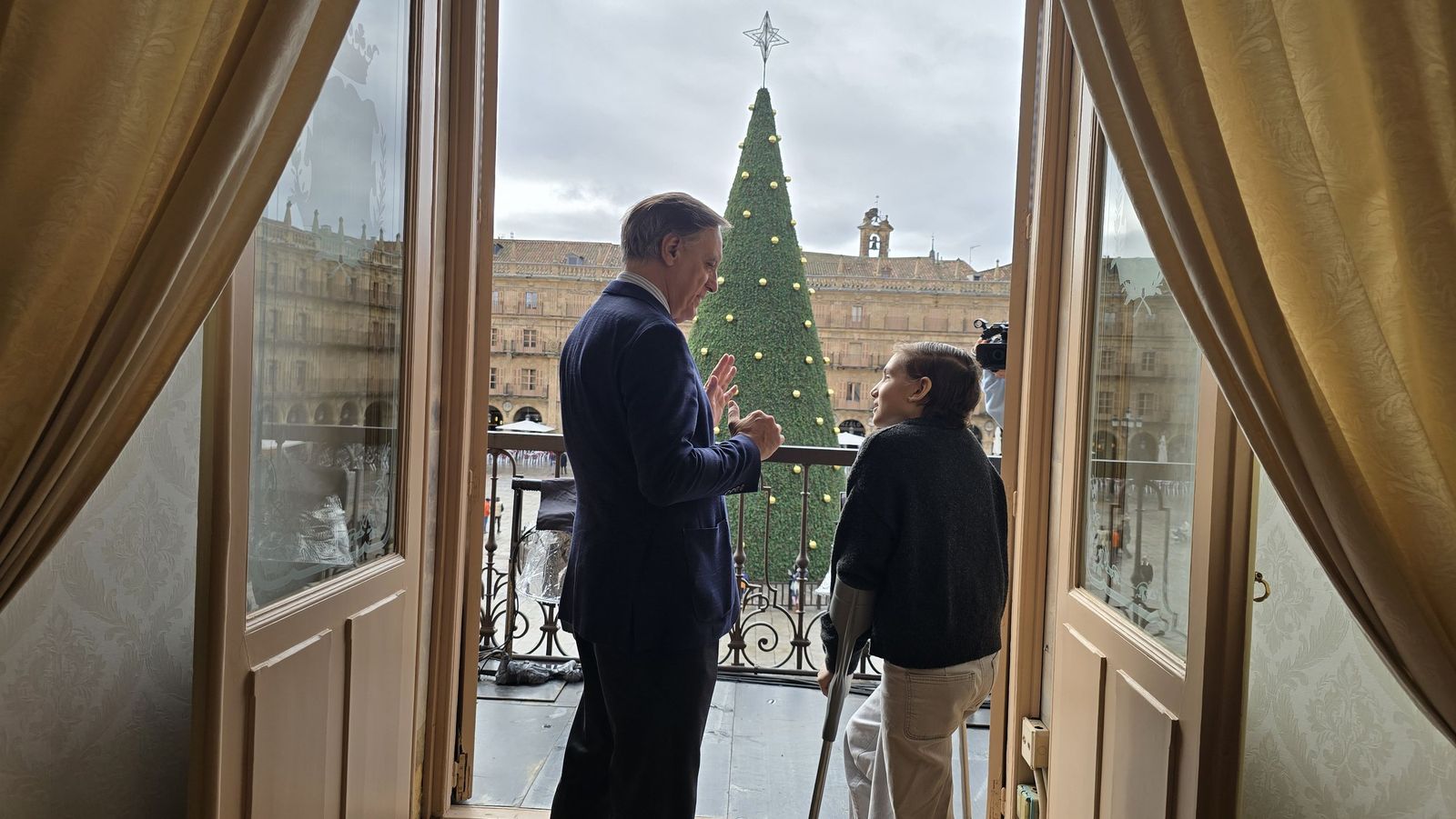 El alcalde de Salamanca, Carlos García Carbayo, recibe a María Caamaño, de La Sonrisa de María