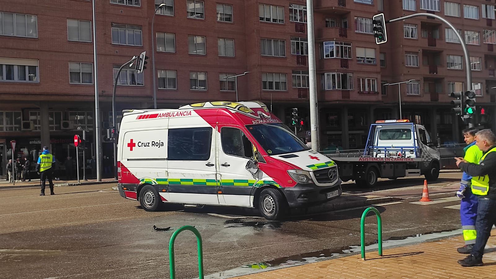 Ambulancia remolcada por la grúa