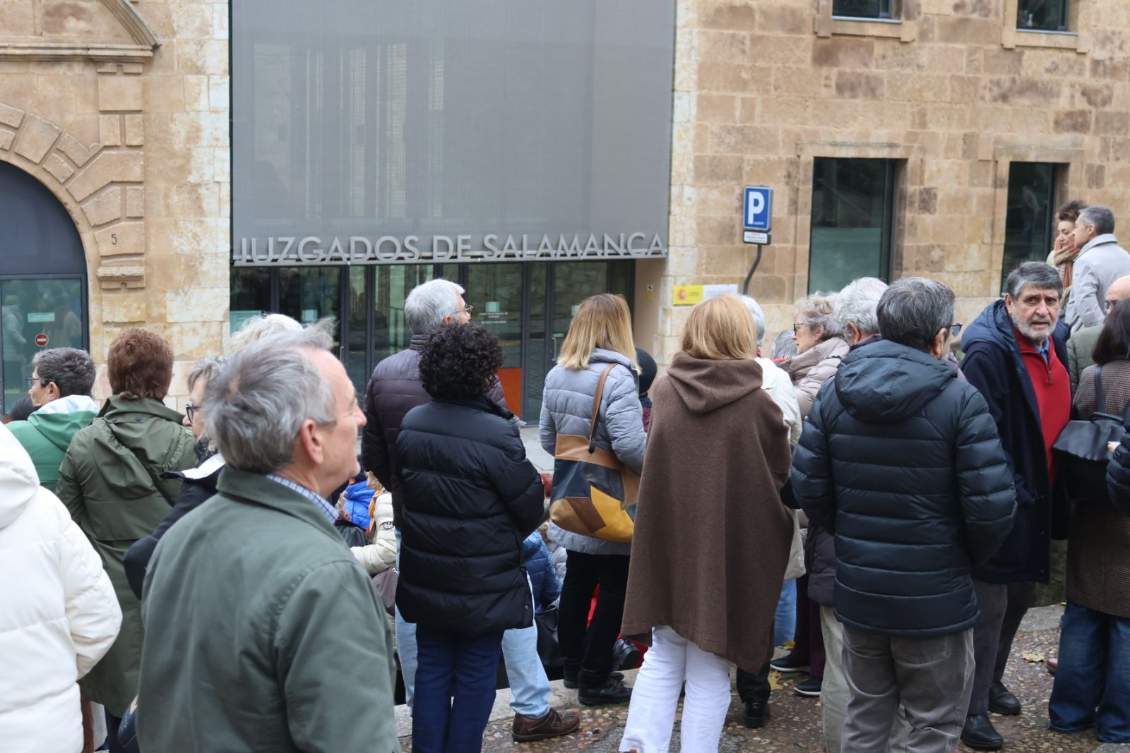 Manifestación por el ex fiscal general frente a la sede de los juzgados