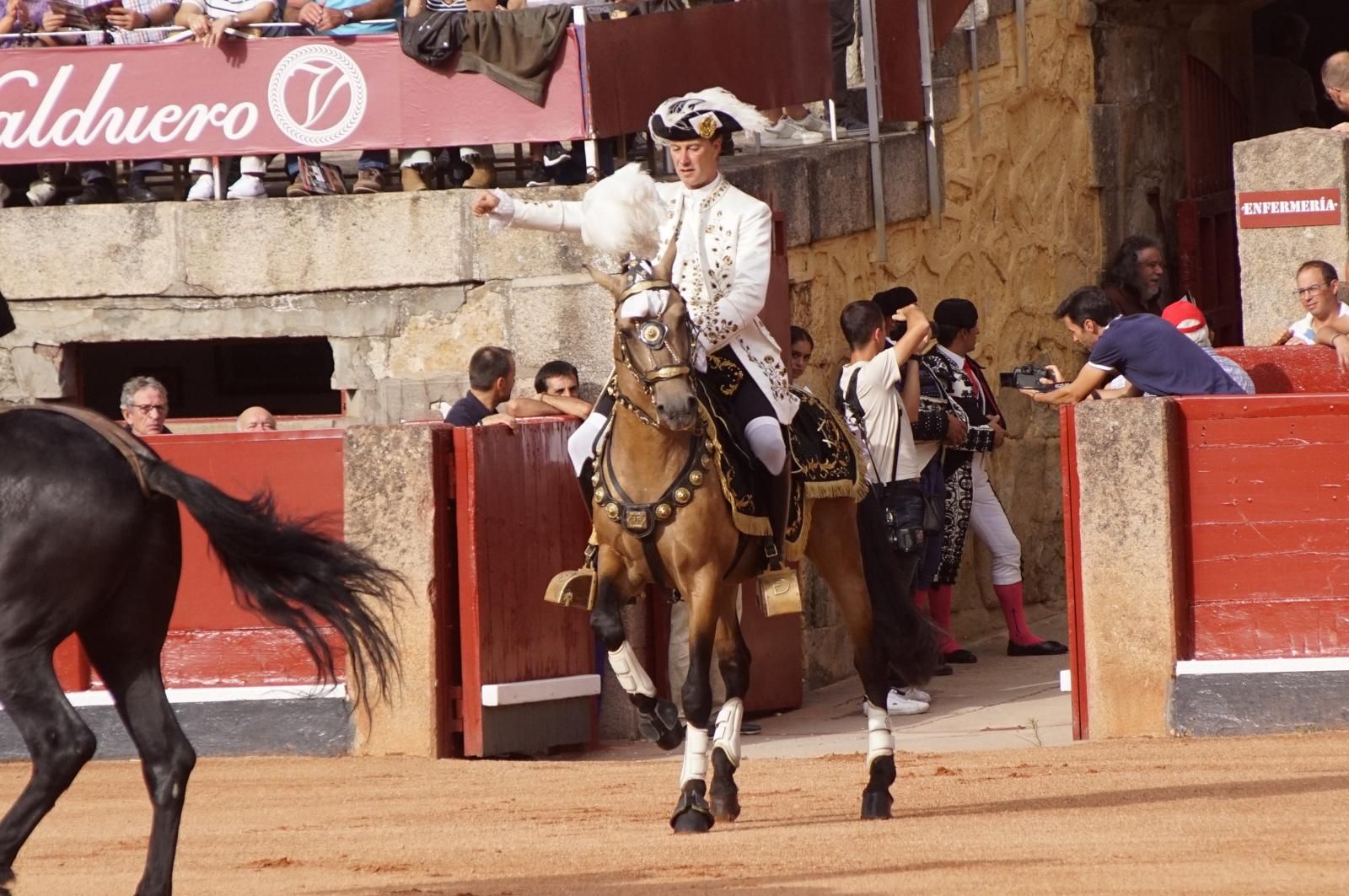 Expectación por ver los caballos de rejoneo en La Glorieta: imágenes del ambiente en los tendidos y en el patio de cuadrillas