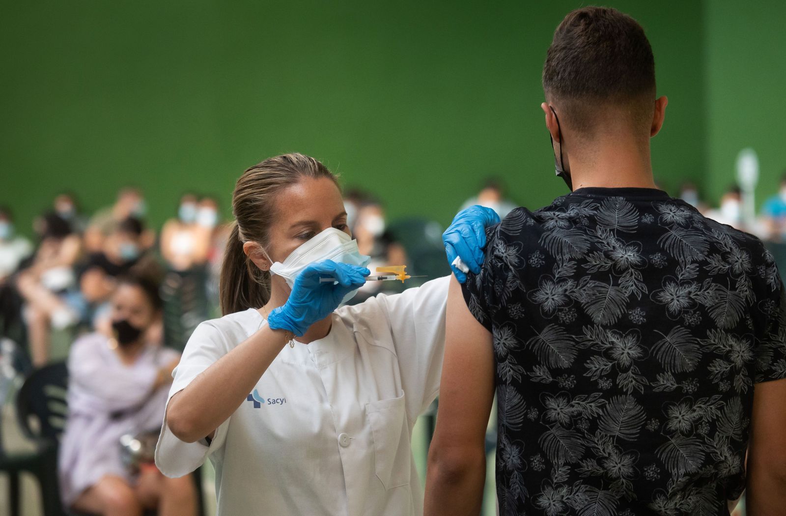 Un joven recibe la vacuna frente al Covid. ICAL