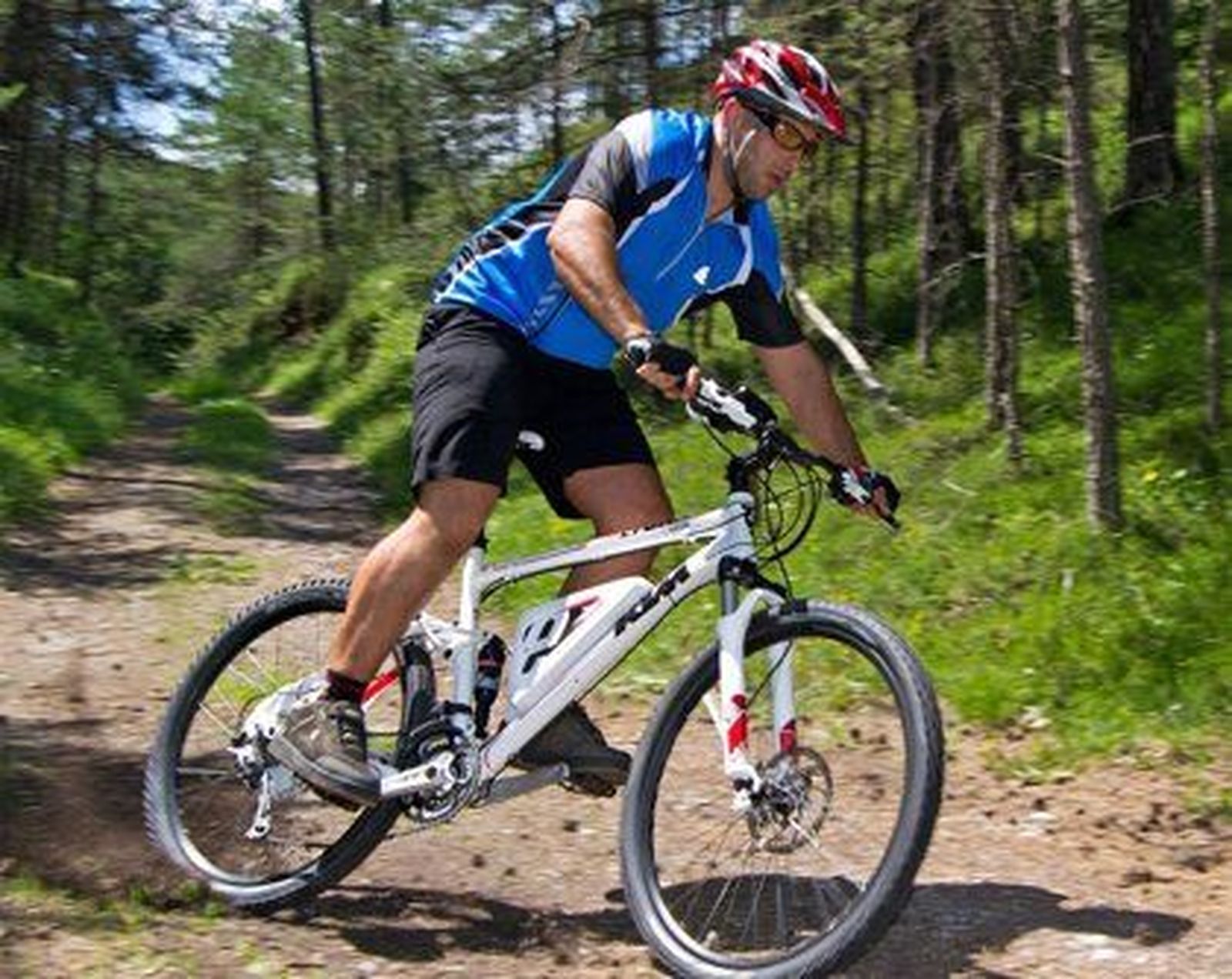 Archivo: Hombre montado en la bicicleta | EUROPA PRESS