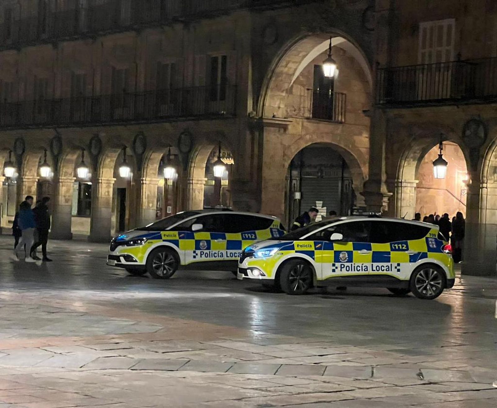 patrullas, coches, Policía Local en la Plaza Mayor de Salamanca