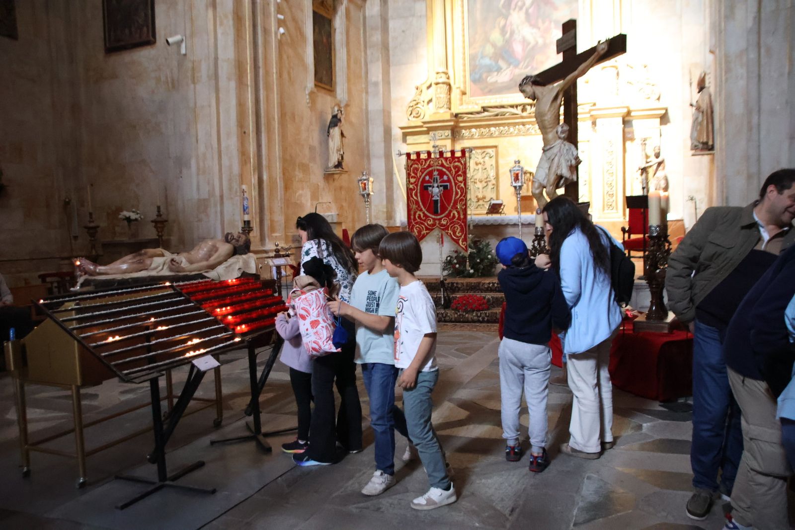 Besapiés del Cristo de la Agonía Redentora y el Cristo Yacente durante la Semana Santa 2026