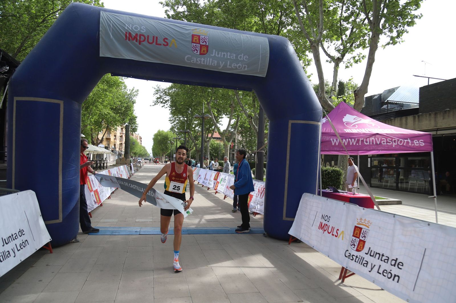 Carrera y marcha por el Día de Castilla y León en Zamora