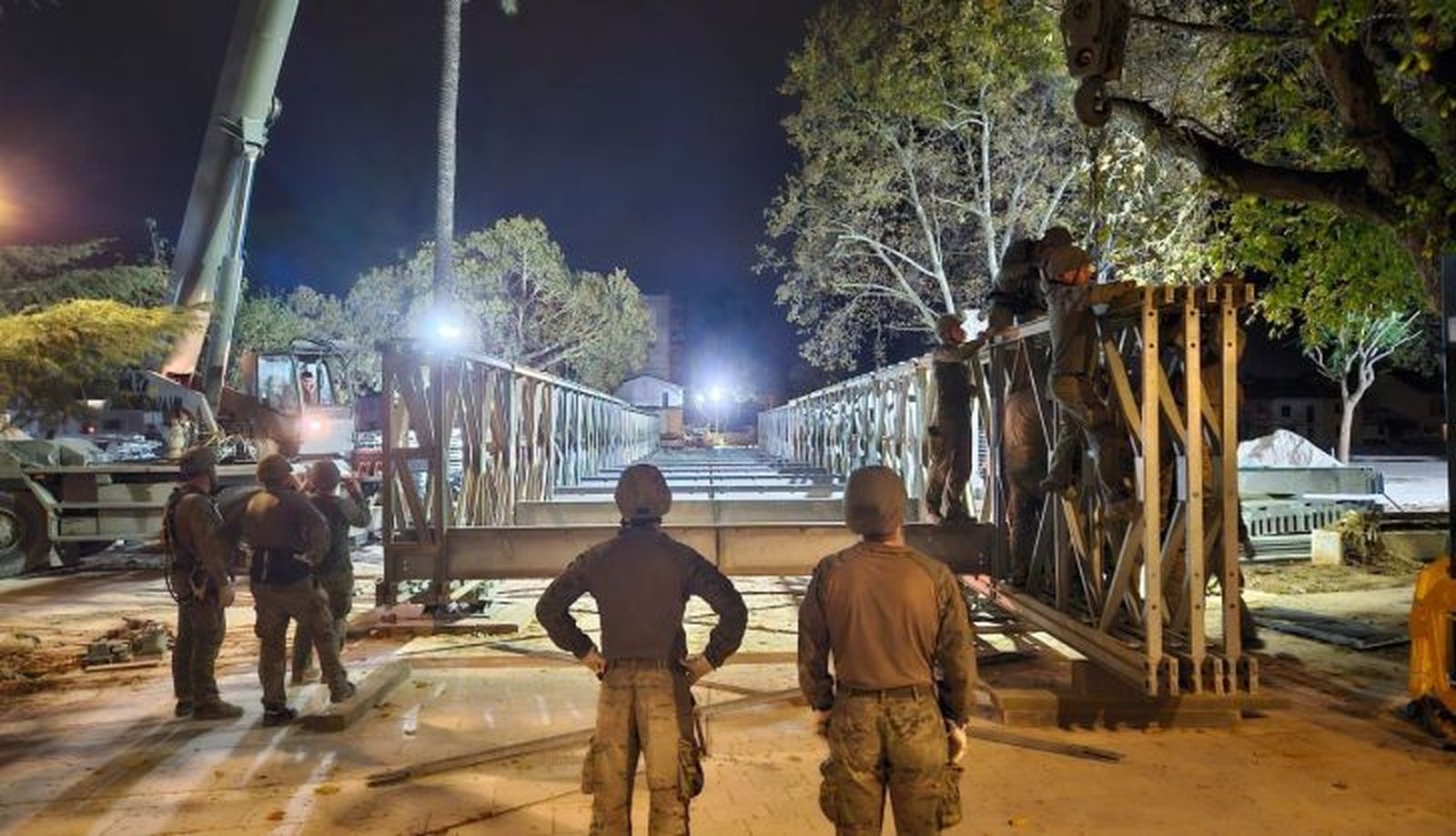 Militares salmantinos del REI11 montan un puente en Picanya, Valencia. Foto Ejército de Tierra 