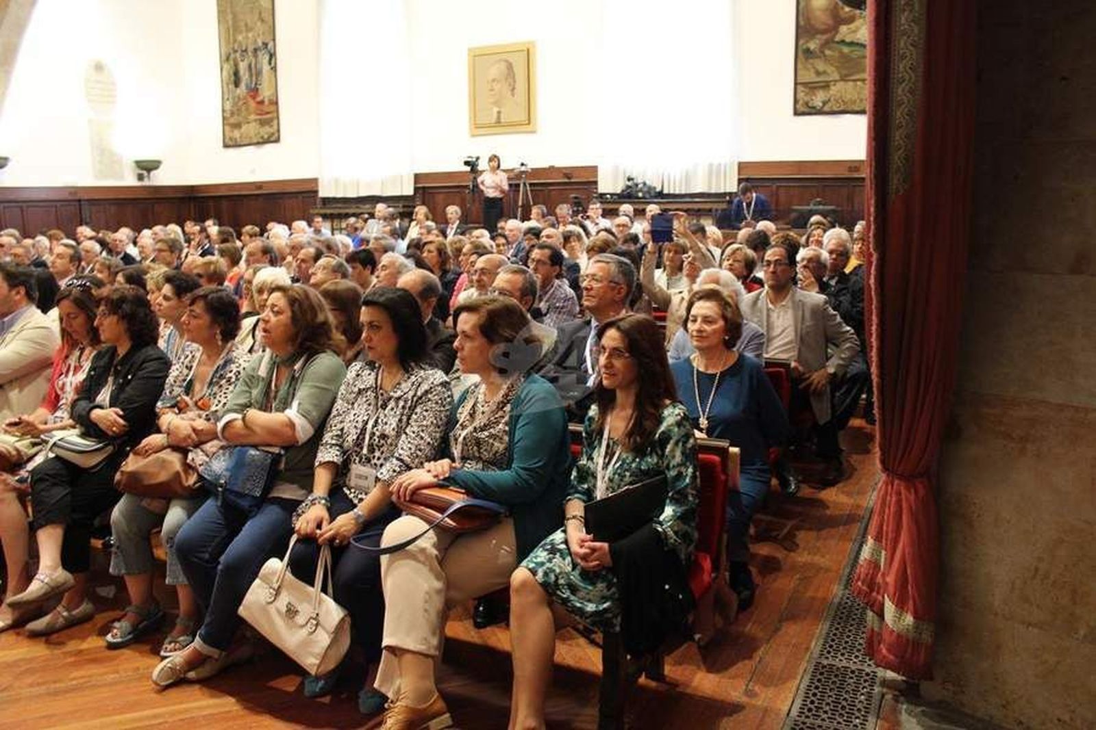 Medio millar de antiguos alumnos regresan a la Universidad