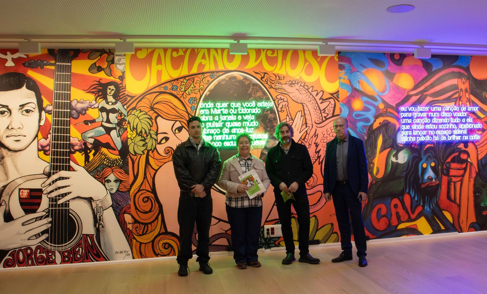 De izquierda a derecha: Sergio Zambrano, compositor de la pieza musical: la vicerrectora de Cultura, Matilde Olarte; el director del Servicio de Actividades Culturales, Javier Panera; y el director del Centro de Estudios Brasileños, José Manuel Santos. / Raquel J. Santos (Comunicación USAL)