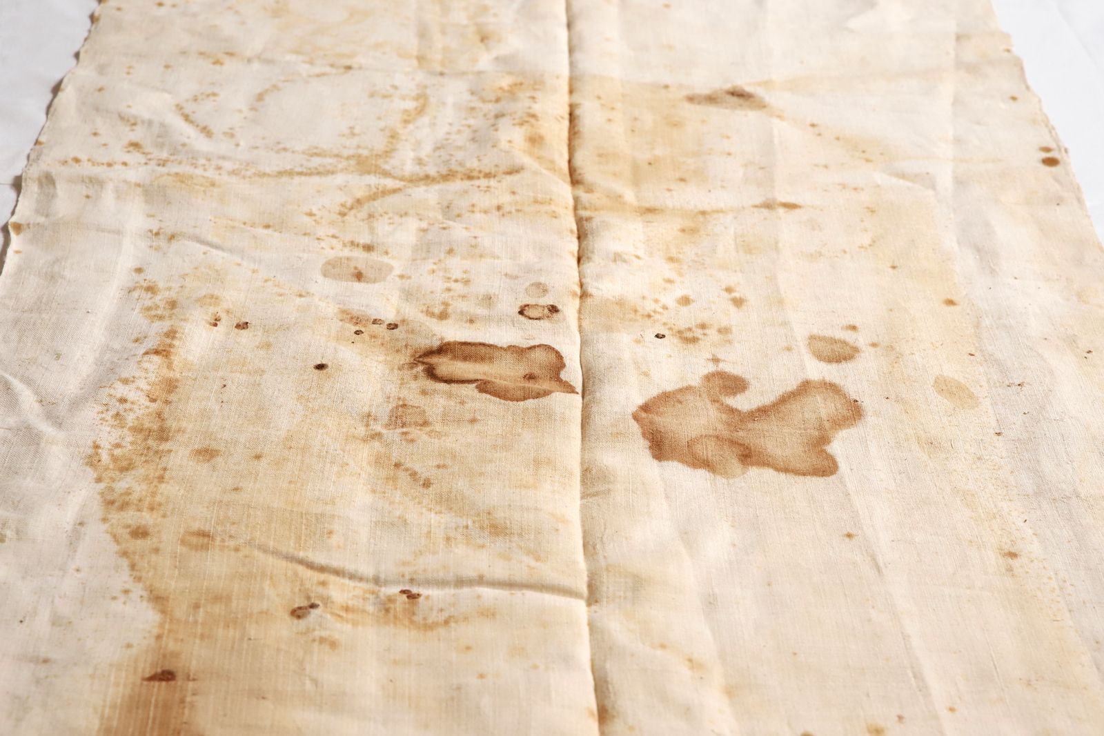 Lienzos hallados en el sepulcro de Santa Teresa en Alba