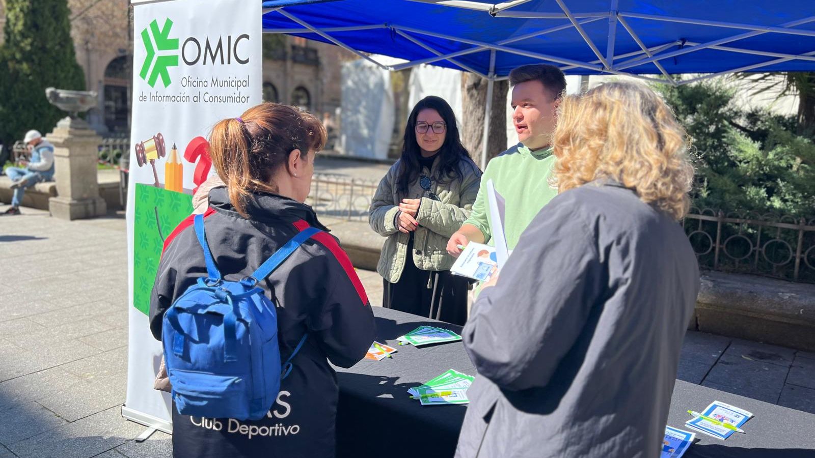 Carpa informativa por el Día Mundial de los Derechos del Consumidor en la plaza de Los Bandos