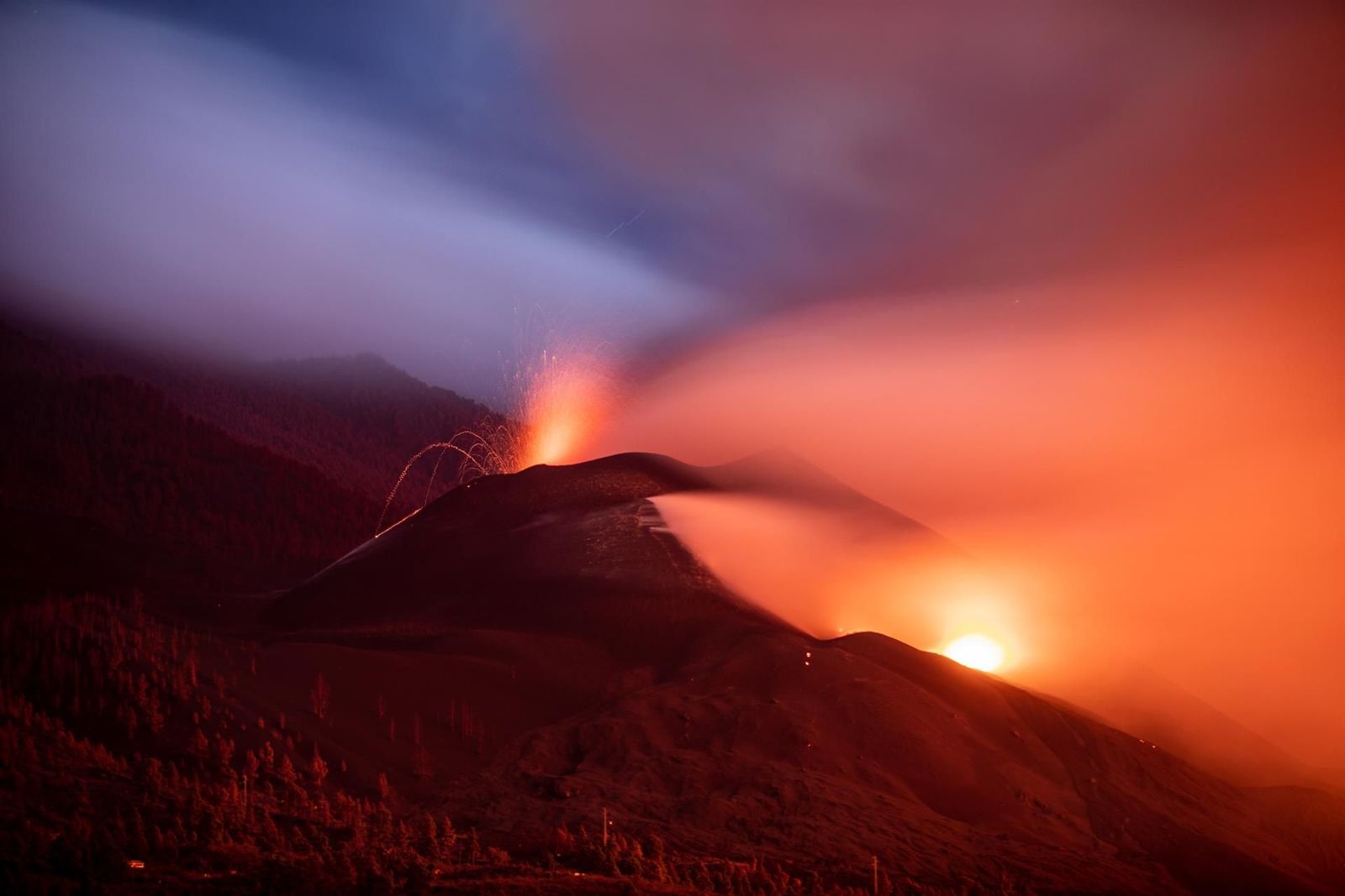 Nube de ceniza y lava que salen del volcán de Cumbre Vieja