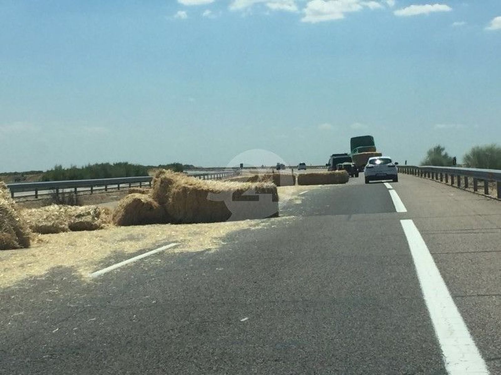Otro camión pierde parte de su mercancía en la autovía