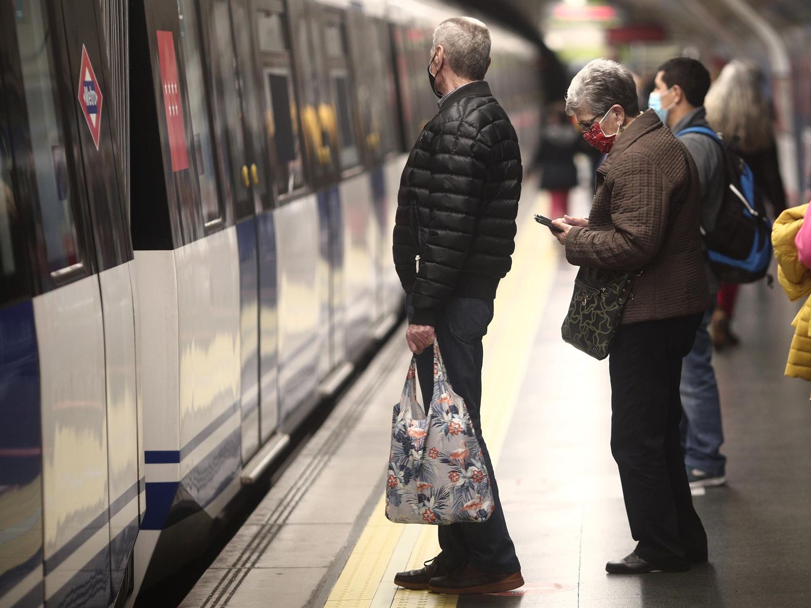Pasajeros en el metro de Madrid. | FOTO: EUROPA PRESS