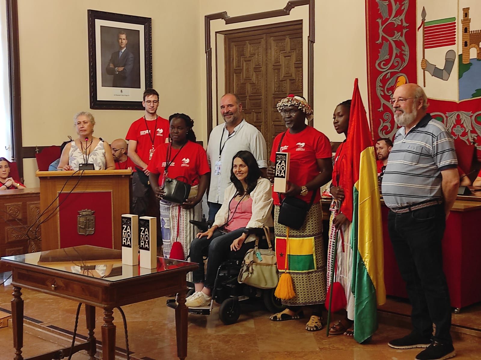 El Ayuntamiento de Zamora acoge a los componentes del XXI festival Internacional de folclore