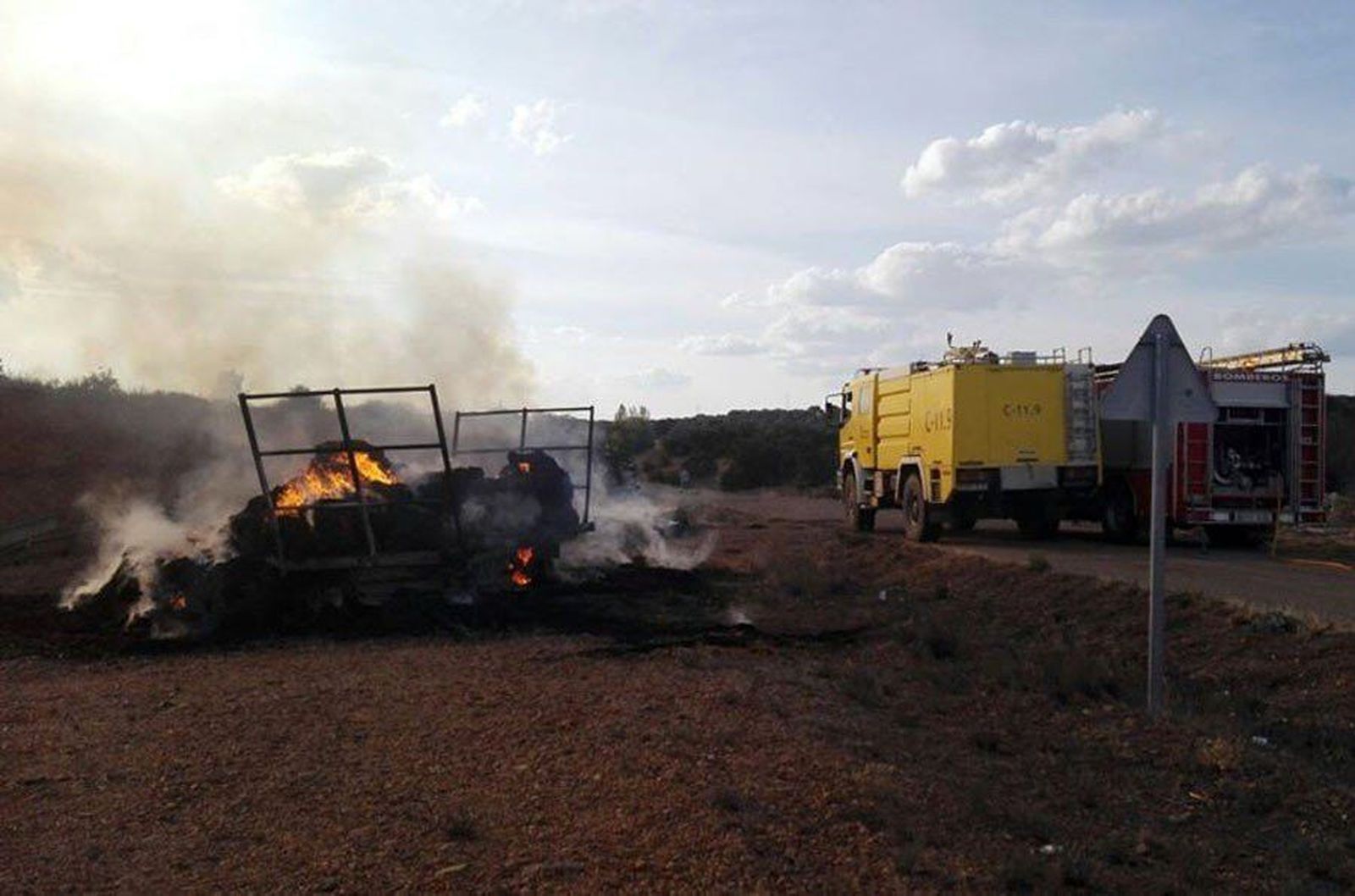 Extinguido el incendio de Milles de la Polovorsa, que se inició al arder un remolque cargado de paja