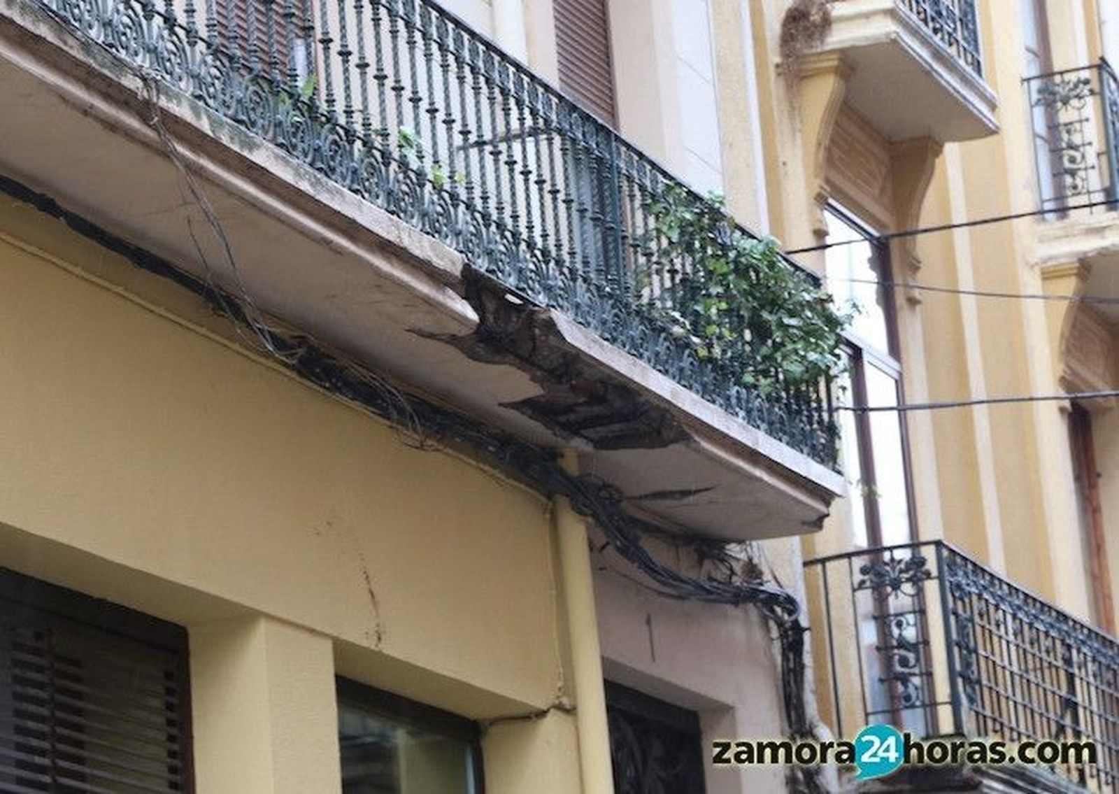 Desprendimientos edificio calle Ramón Álvarez - Plaza Mayor