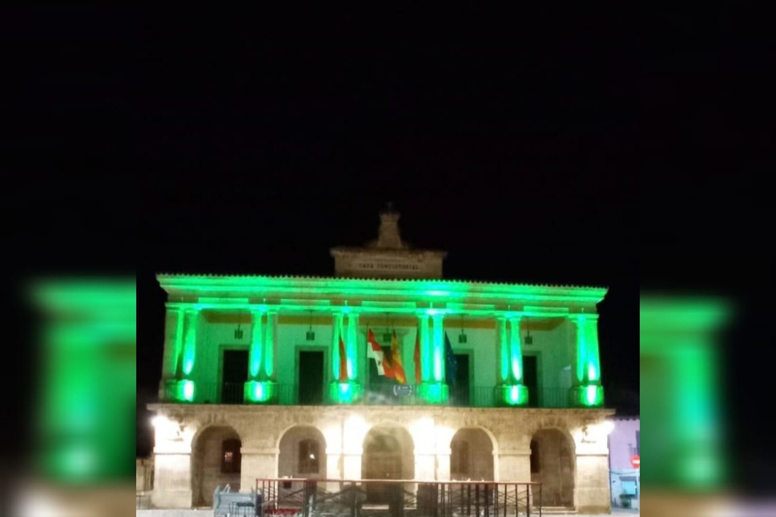 Ayuntamiento de Toro iluminado de verde