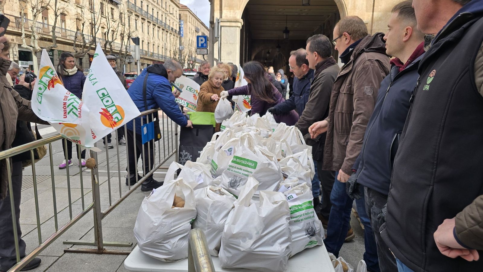 Reparto de 4.000 kg de patatas