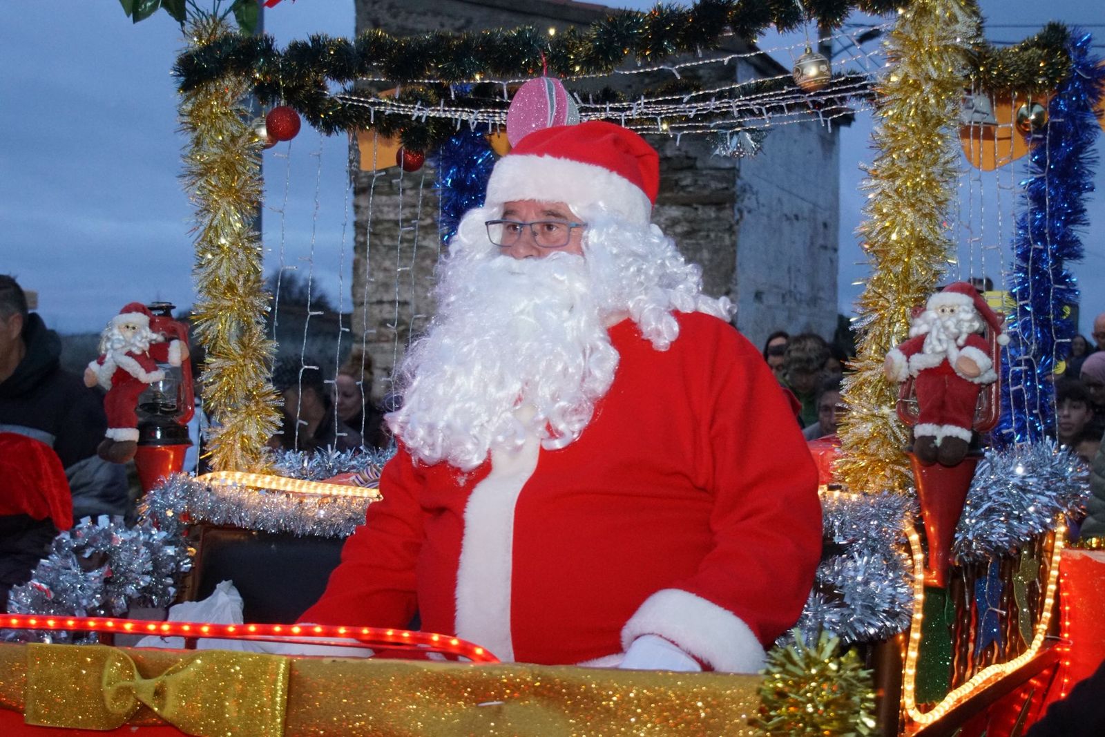 Papá Noel recorre las calles de Alba de Tormes y entrega regalos a los niños
