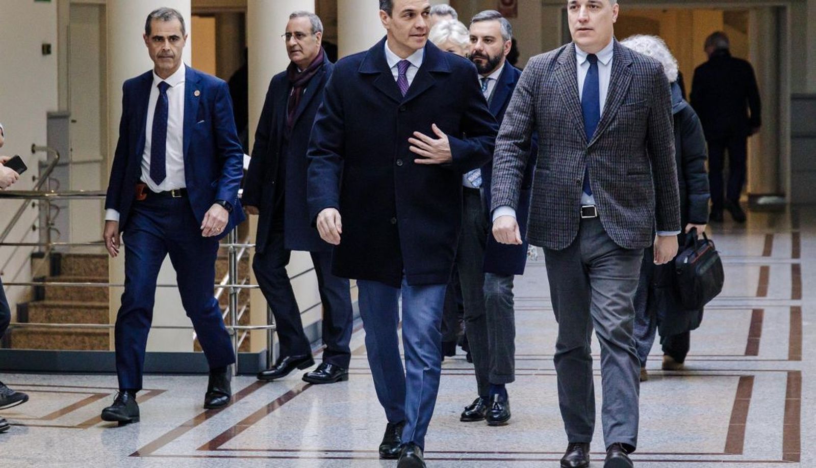 El presidente del Gobierno, Pedro Sánchez (c), a su llegada a un pleno del Senado, a 31 de enero de 2023, en Madrid (España). Carlos Luján Europa Press