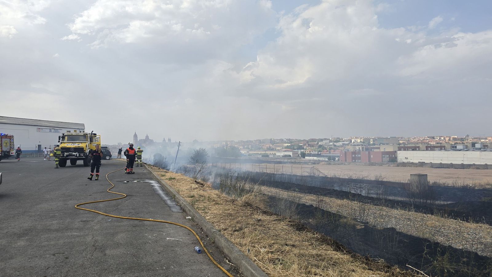 Los bomberos sofocan un gran incendio en el Polígono Industrial de Los Montalvos