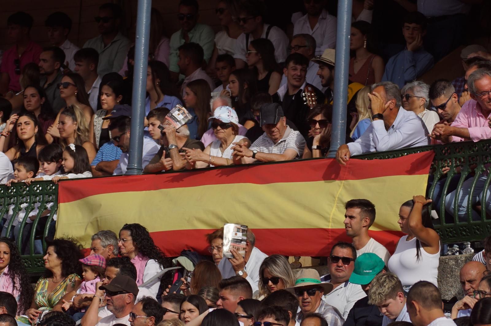 Expectación por ver los caballos de rejoneo en La Glorieta: imágenes del ambiente en los tendidos y en el patio de cuadrillas