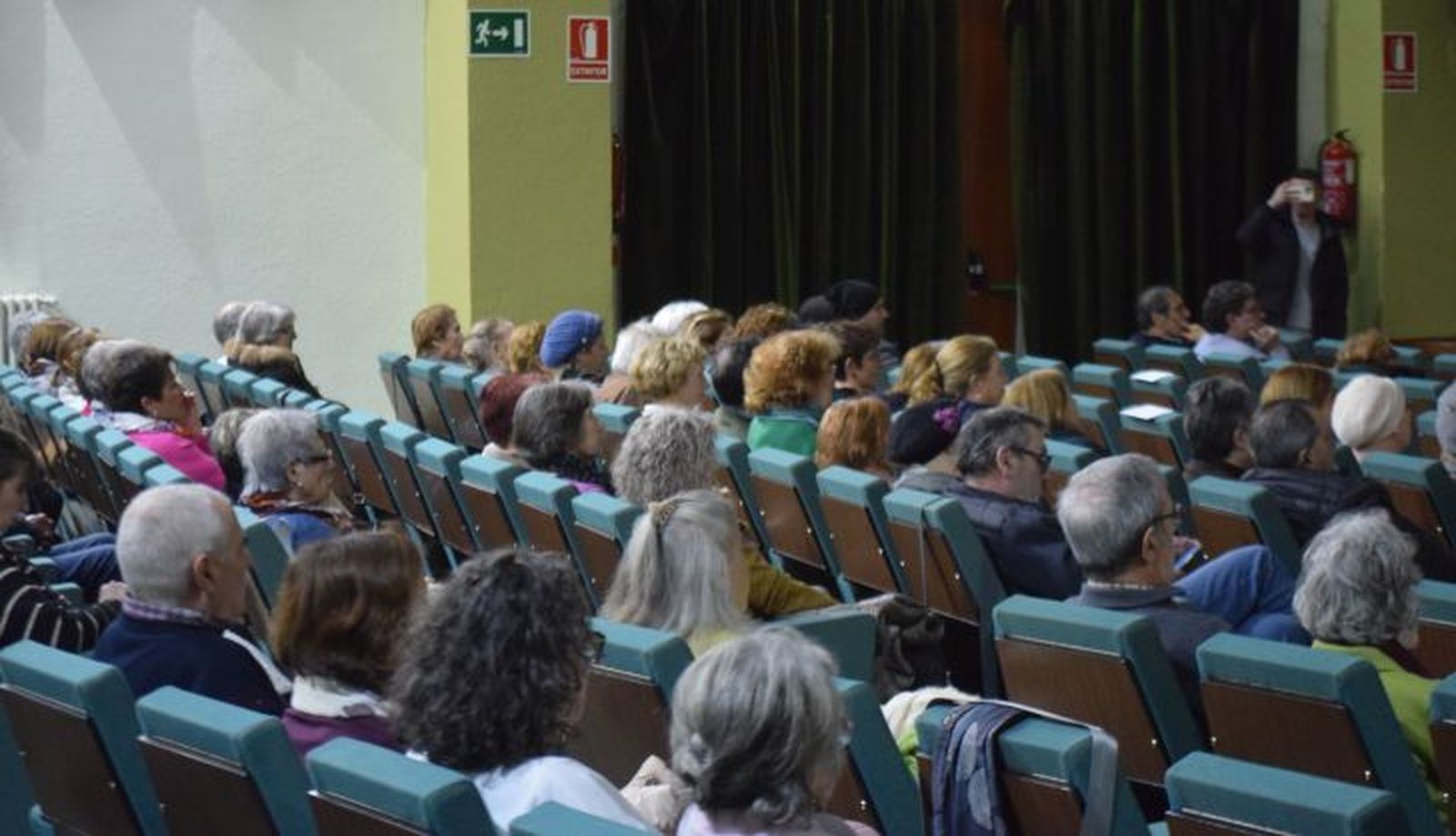 Paraninfo del Colegio Universitario en la tercera jornada de 'Info Salud' con las ponencias de profesionales y pacientes de AZAYCA.