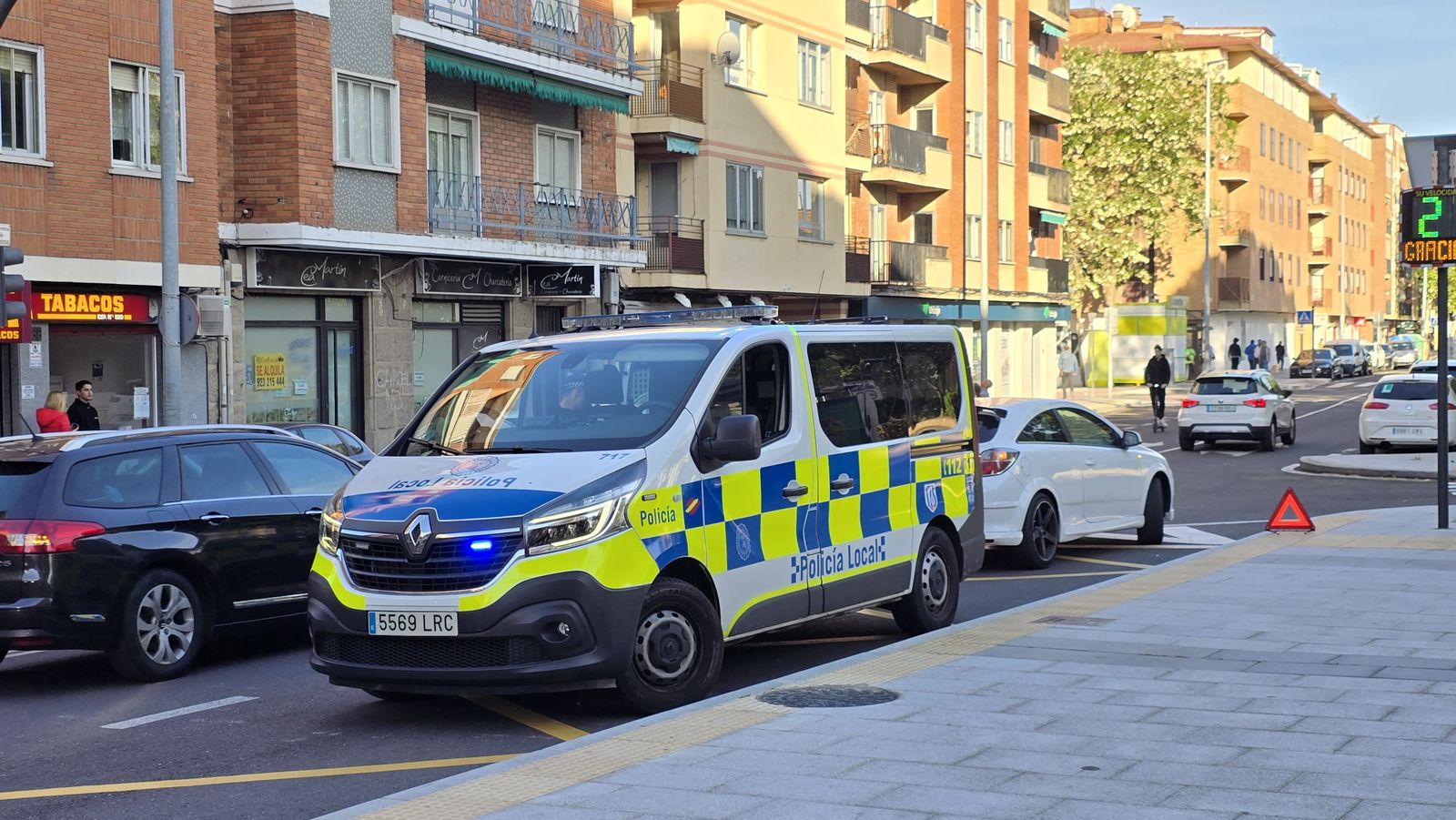 Policía Local en la carretera de Ledesma tras un accidente entre una moto y un turismo