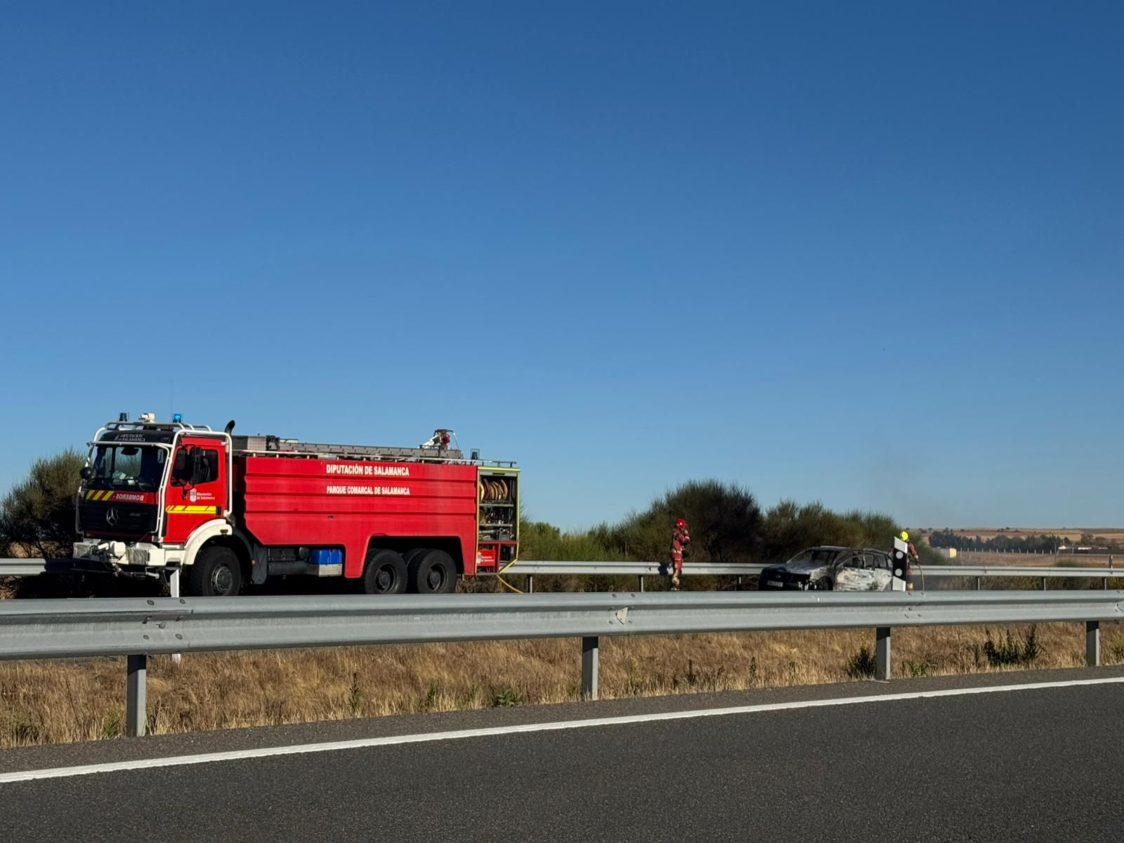 Un coche echa a arder en la autovía y moviliza a bomberos y Guardia Civil