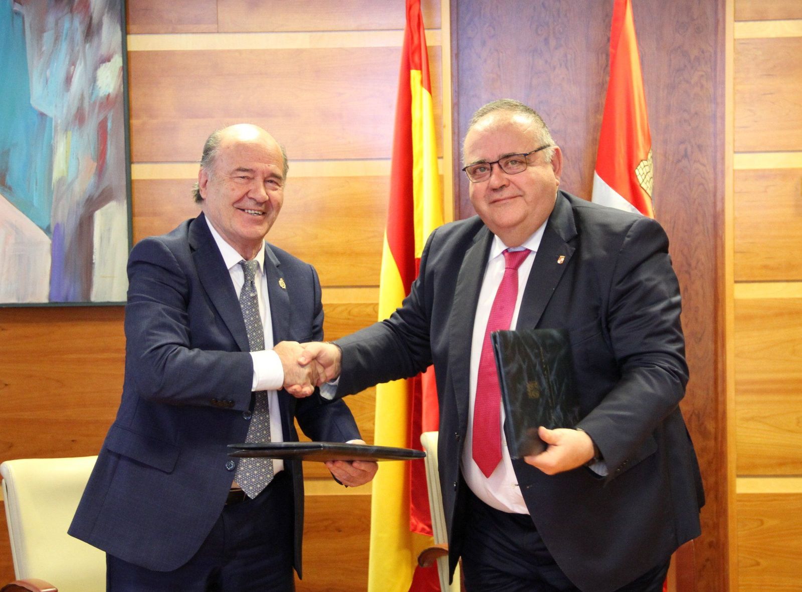 El consejero de Sanidad, Alejandro Vázquez Ramos, y el presidente del Sindicato Médico (CESM) de Castilla y León, José Luis Díaz Villarig