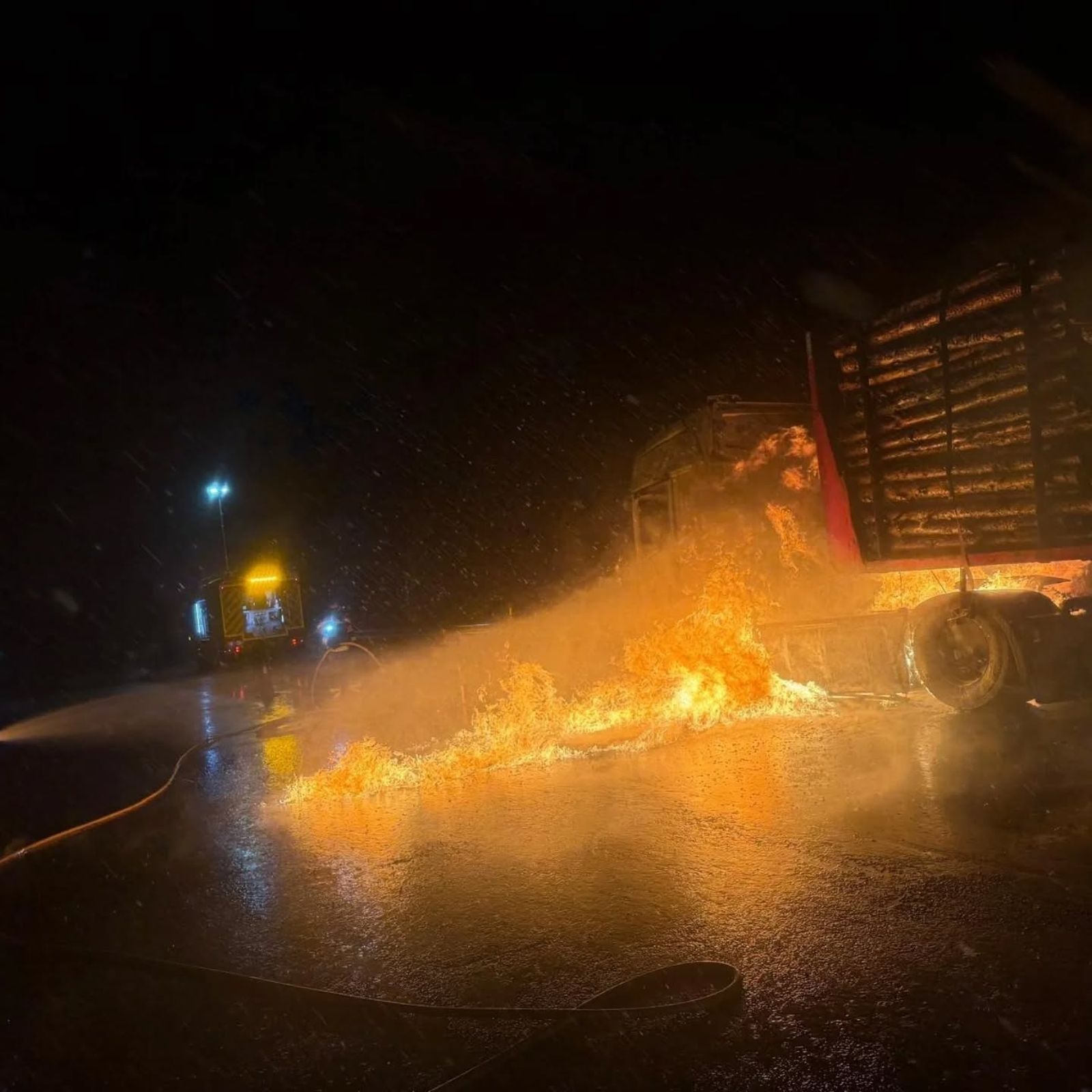 GALERÍA | Arde un camión en la A-52 en Zamora