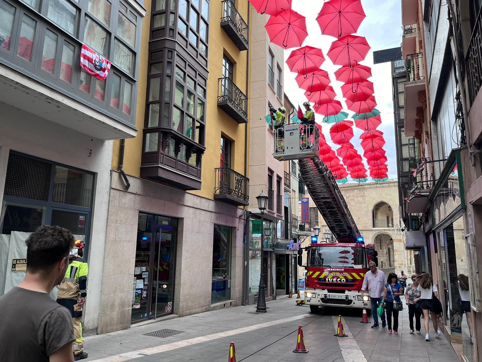 Los bomberos decoran la calle Renova de Zamora con paraguas