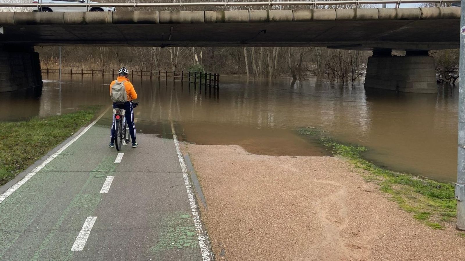 Carril bici bajo el puente Juan Carlos I