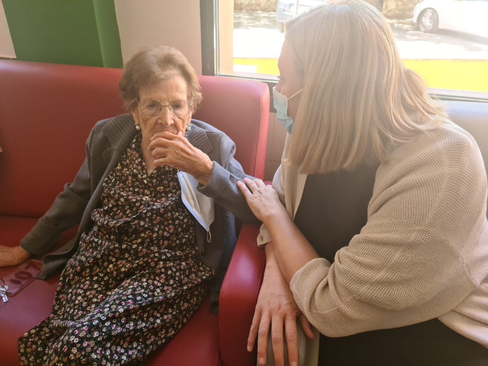 Isabel Blanco visita a los mayores desplazados por el incendio realojados en las residencias de la capital