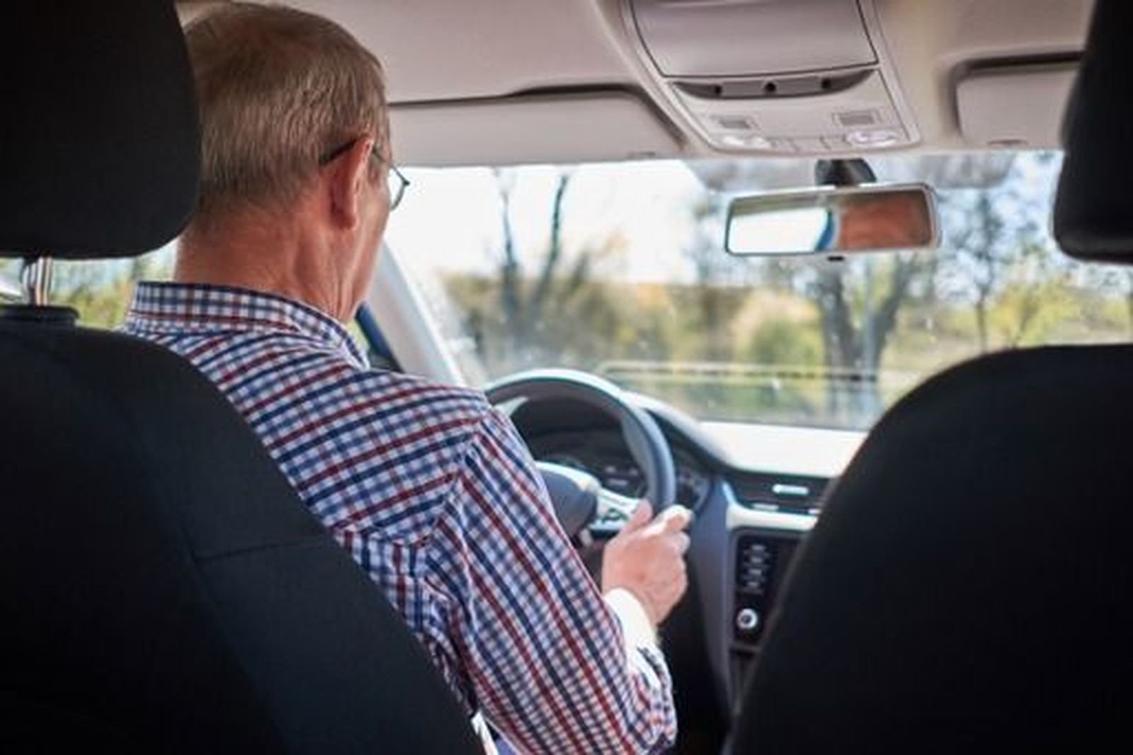 Una persona mayor al volante