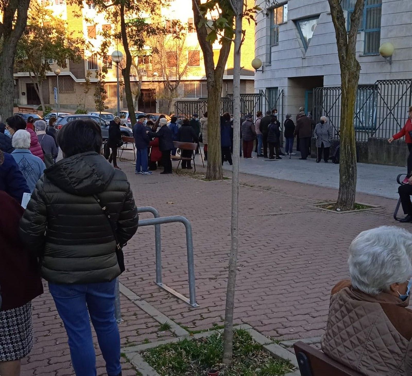 Colas en el centro de salud de Pizarrales para vacunarse de la tercera dosis contra el COVID 19 y la gripe. Foto cedida.