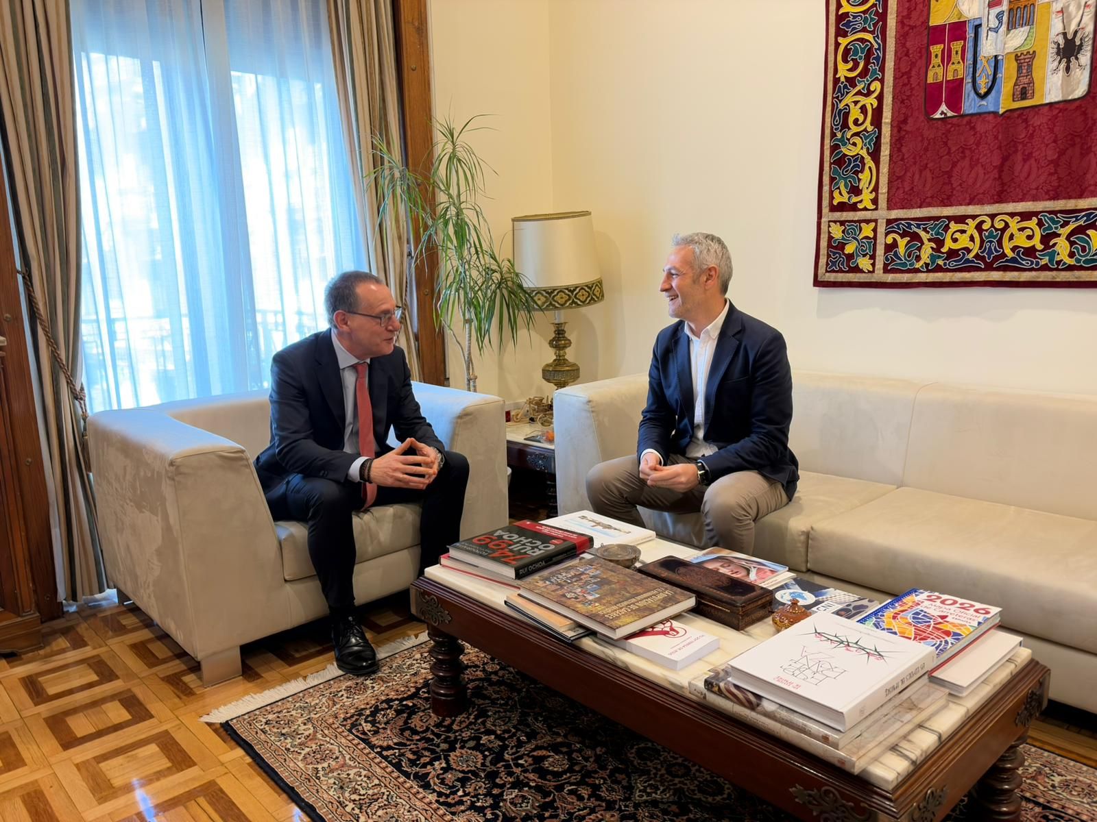 El subdelegado del Gobierno en Zamora, Ángel Blanco, recibió hoy al alcalde de Toro, Carlos Rodríguez