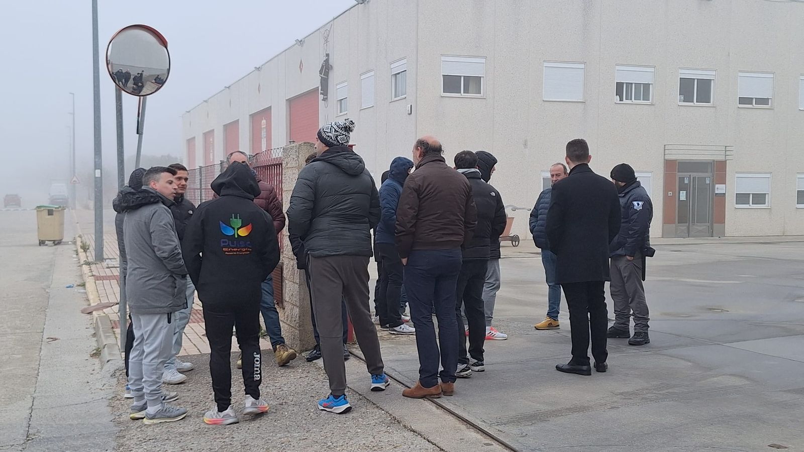 Bomberos intentando acceder al parque de Villares el 1 de enero de 2026