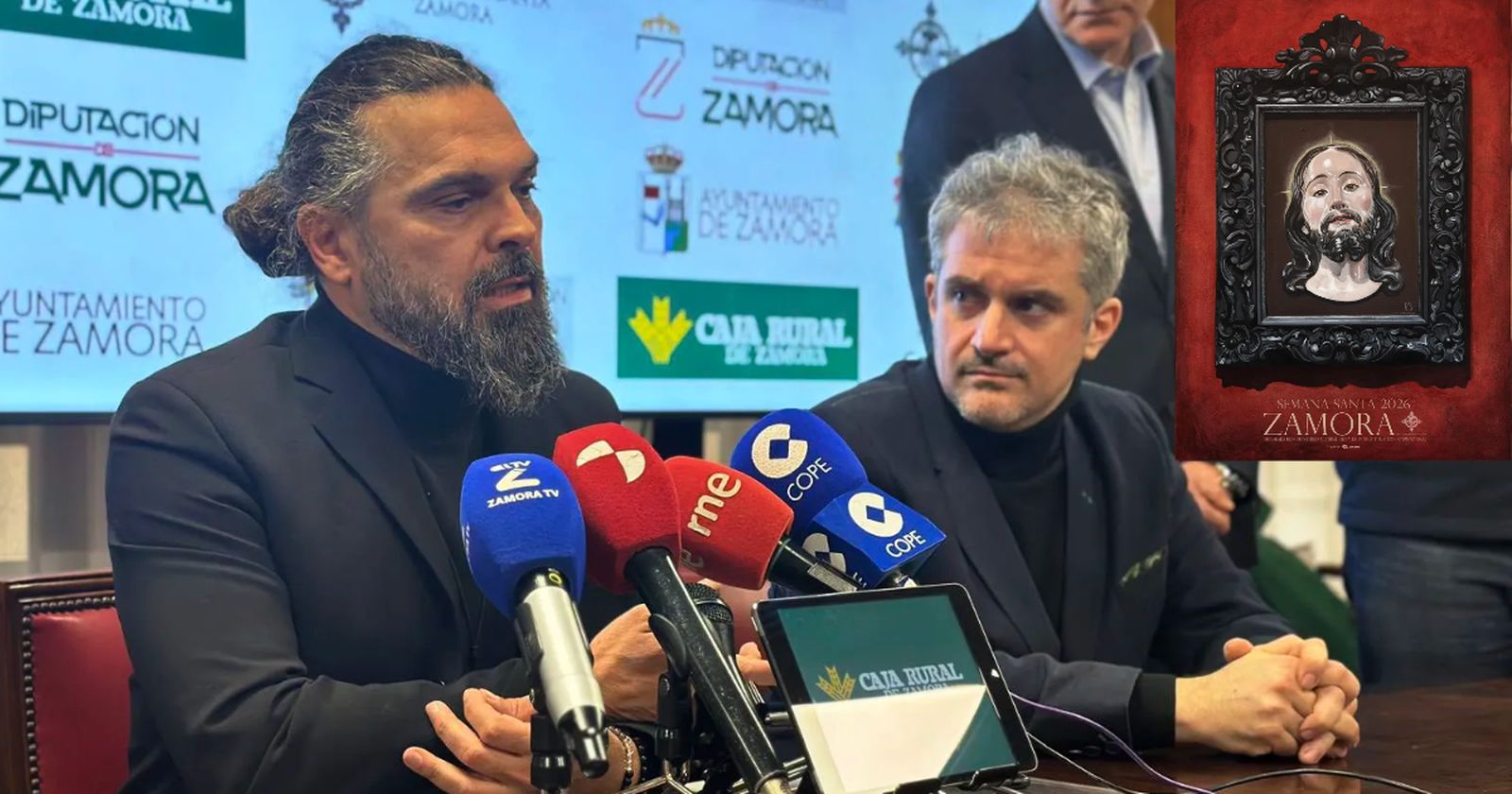 El pintor toresano Carlos Adeva en un instante de la presentación. El cartel, arriba a la derecha