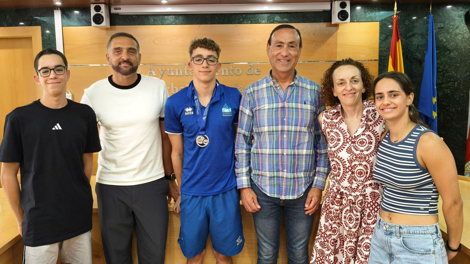 El Ayuntamiento de Carbajosa homenajea al nadador Manuel Delgado por su éxito nacional