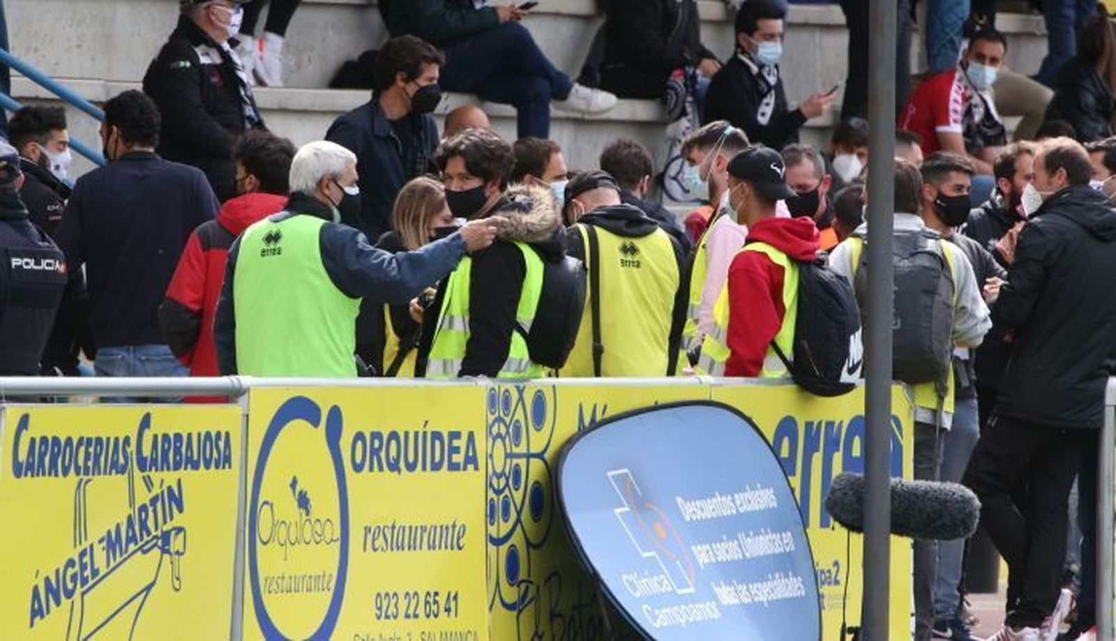 Fotógrafos en los partidos de fútbol en el Estadio Reina Sofía. Foto de archivo